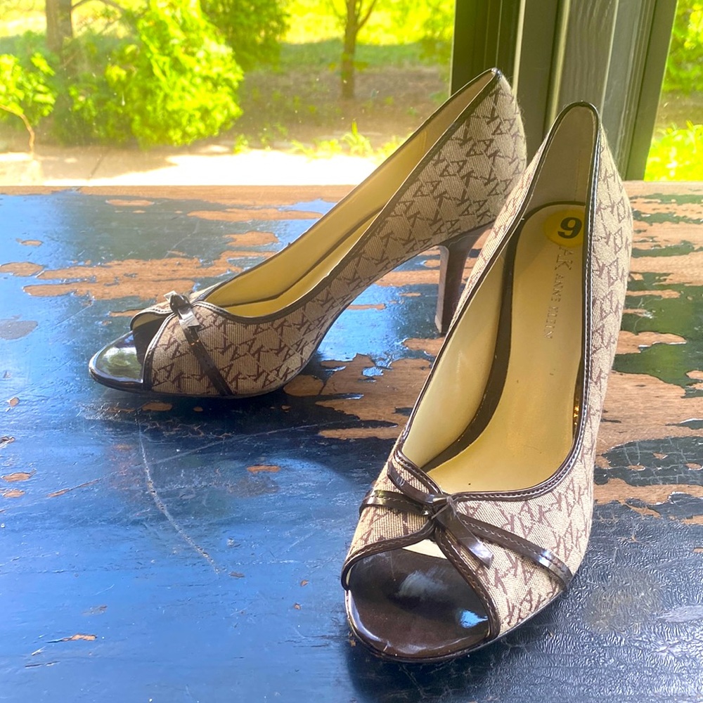 Anne Klein Monogram Heels Peep Toe Fabric AK Designer Pumps Brown Tan Size 9 EUC